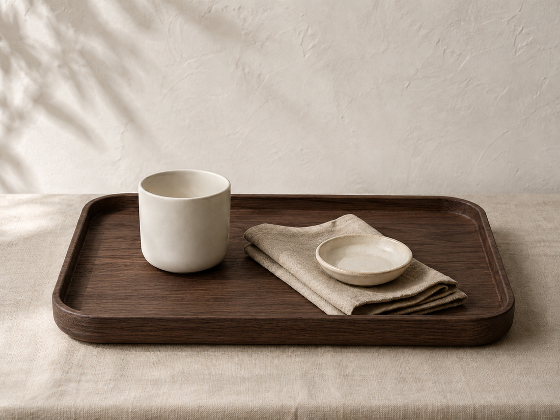 Plateau sable en noyer foncé avec une tasse et une serviette en lin