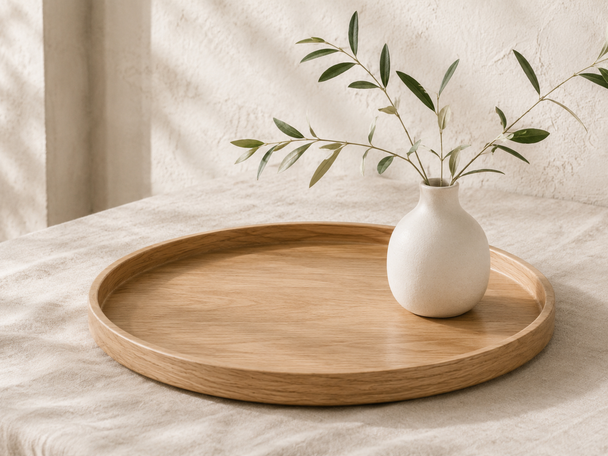Plateau Fjord sur une table en lin avec un vase blanc