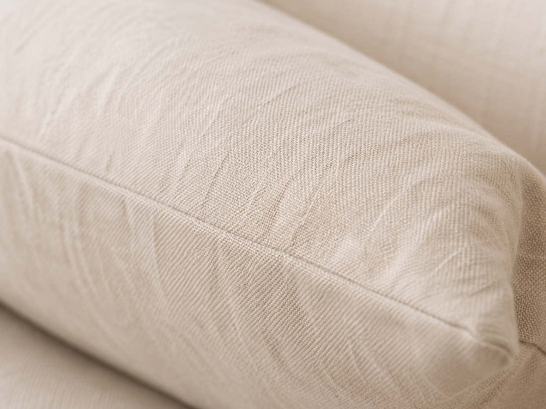 Détail du tissage et de la couture du coussin en lin naturel