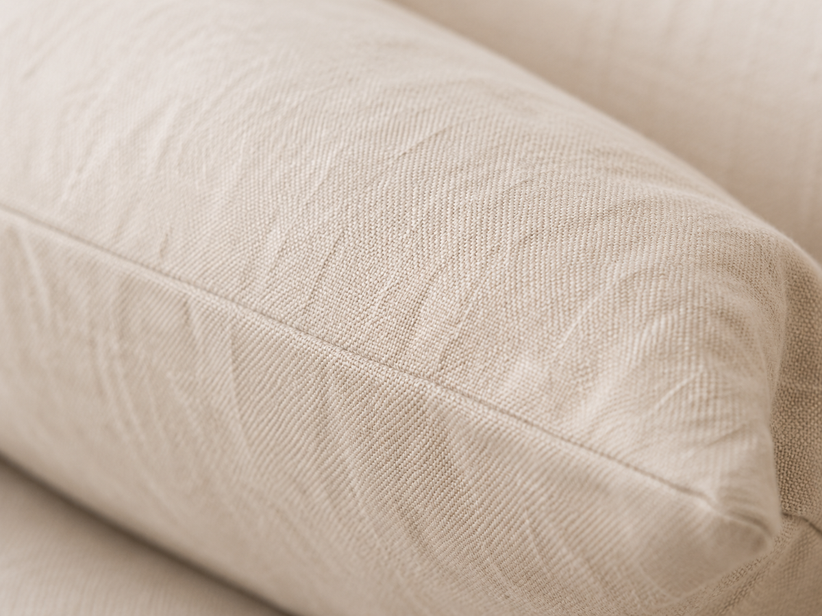 Détail du tissage et de la couture du coussin en lin naturel