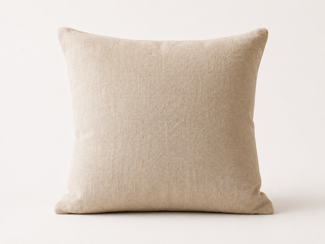 Coussin en lin naturel sur fond clair