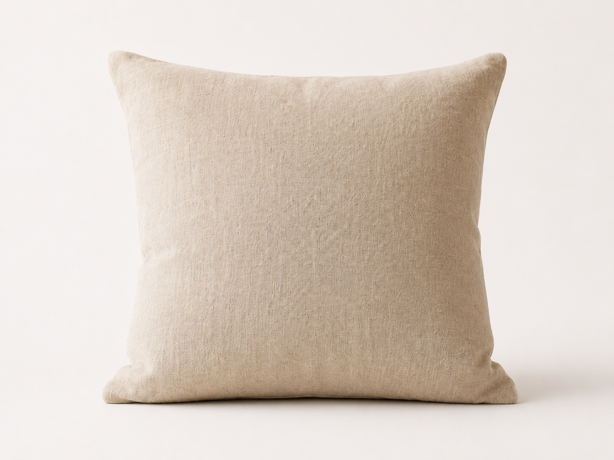 Coussin en lin naturel sur fond clair