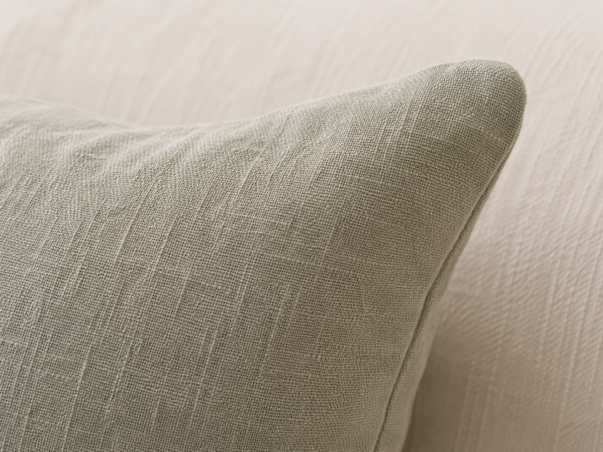 Détail du tissage du coussin en lin vert sauge