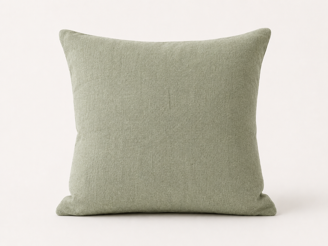 Coussin en lin vert sauge sur fond clair