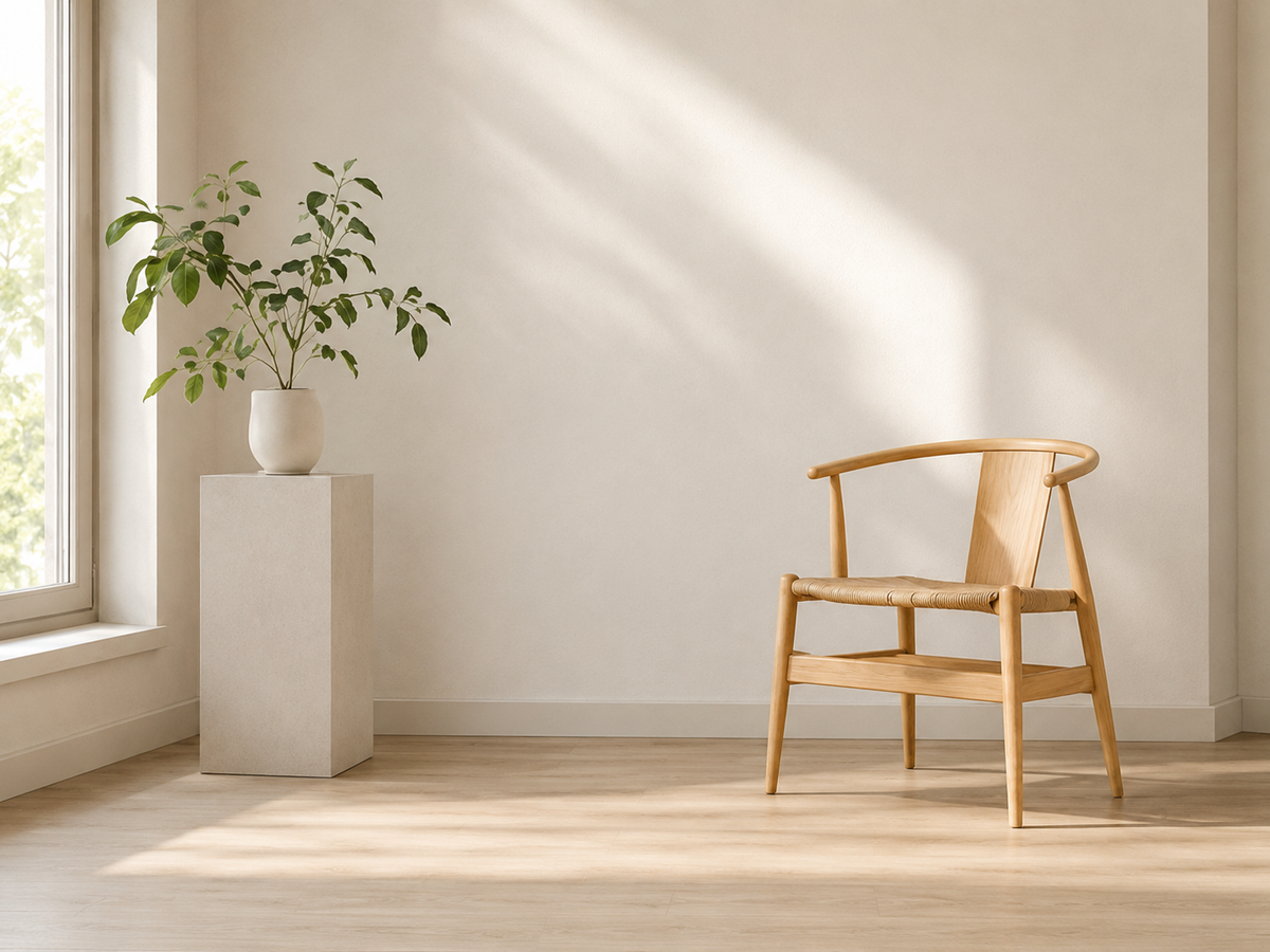 Pièce baignée de lumière avec une chaise en bois et un vase sur une sellette